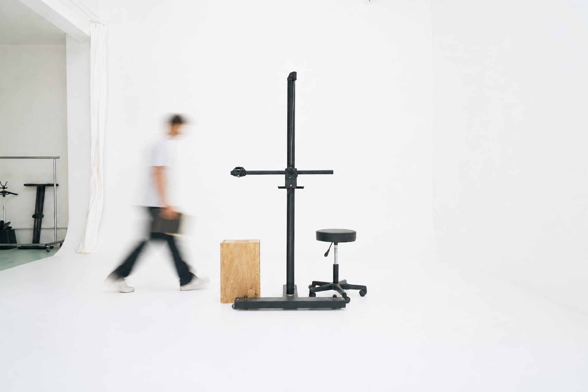 Cyclorama blanc du studio LEM avec pied colonne et tabouret