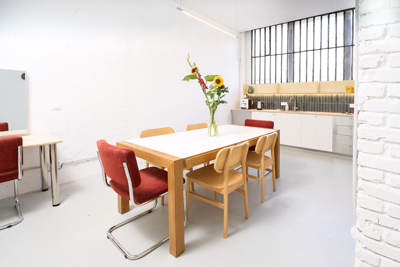 Cuisine équipée et grande table du studio LEM